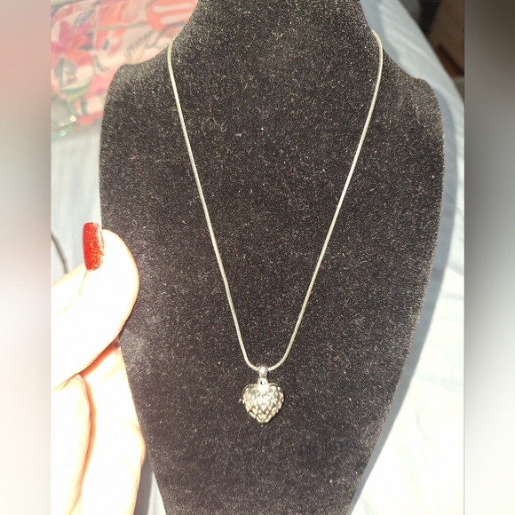 Elegant Silver Heart Pendant Necklace - Picture 1 of 7